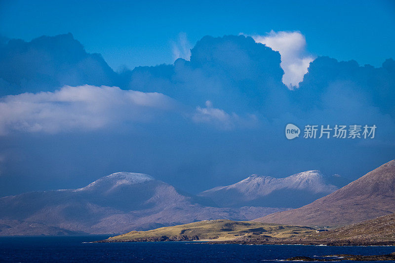 2021年5月，苏格兰西北部Eilean Siar，北哈里斯山的春雪飞扬，背景是高垂直上升的戏剧性冰云